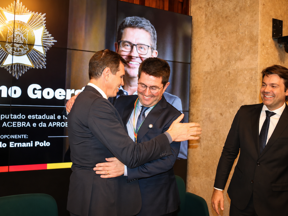 Jerônimo Goergen e Ernani Polo durante a cerimônia de entrega da Medalha do Mérito Farroupilha