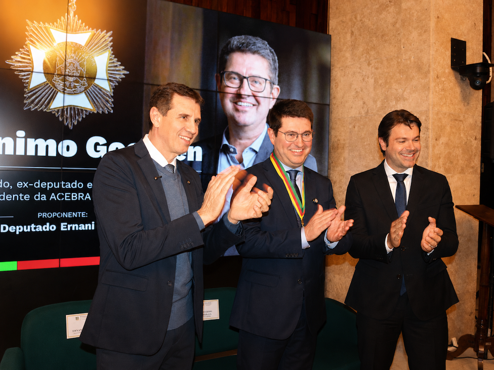 Jerônimo Goergen recebe aplausos durante a cerimônia da Medalha do Mérito Farroupilha na Assembleia Legislativa do RS